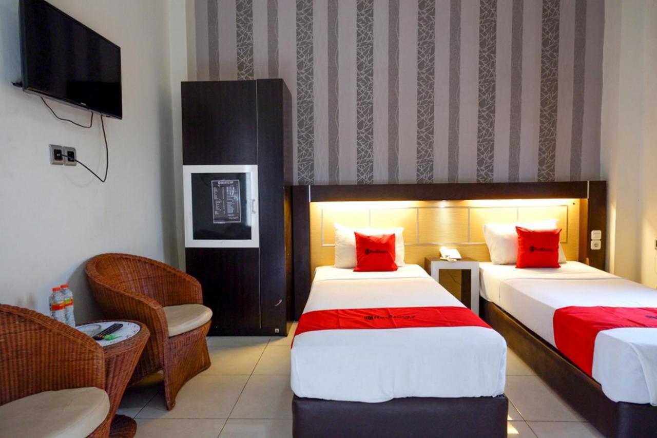 RedDoorz @ Hotel Bumi Palupy Exterior foto