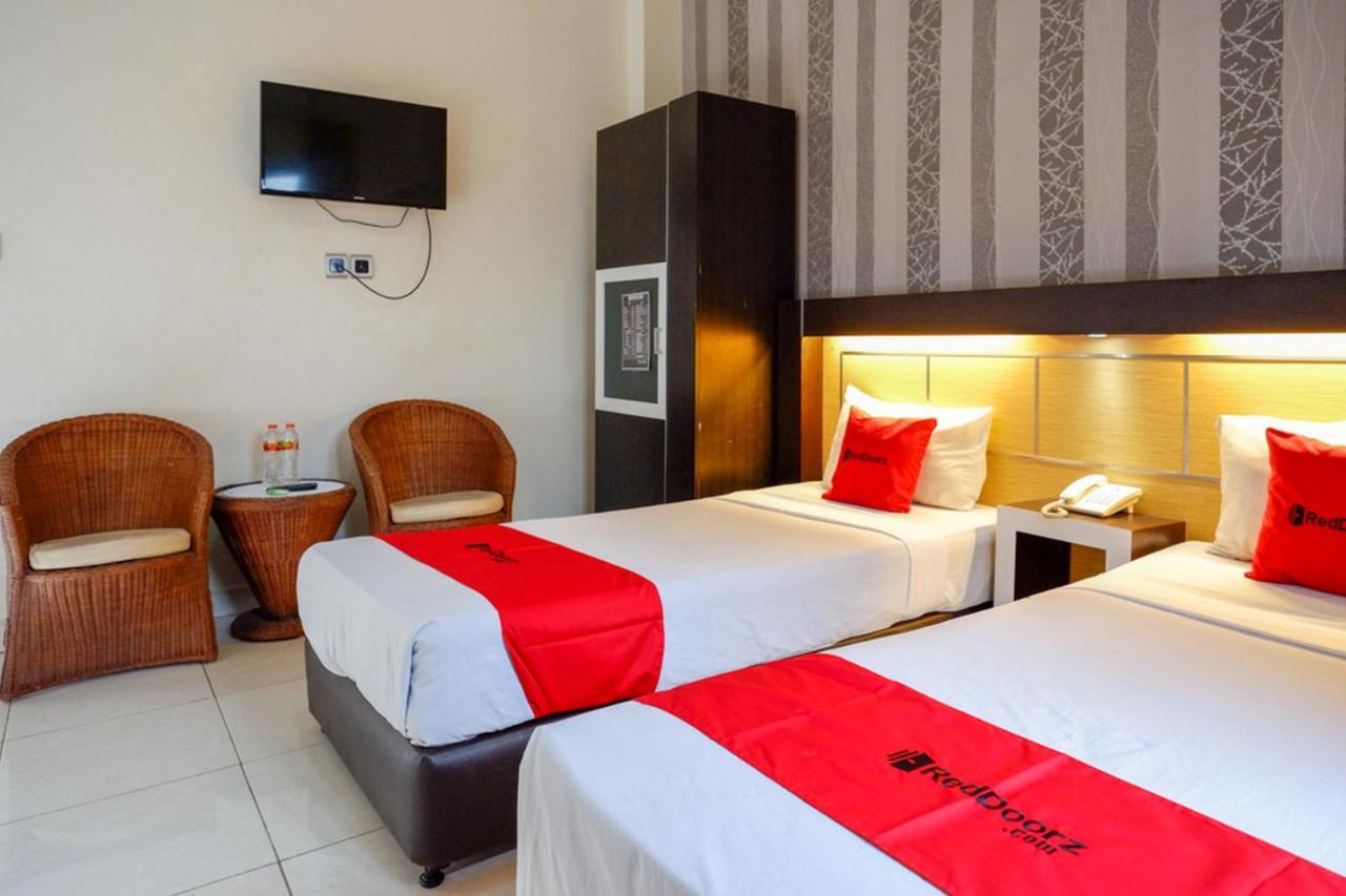 RedDoorz @ Hotel Bumi Palupy Exterior foto