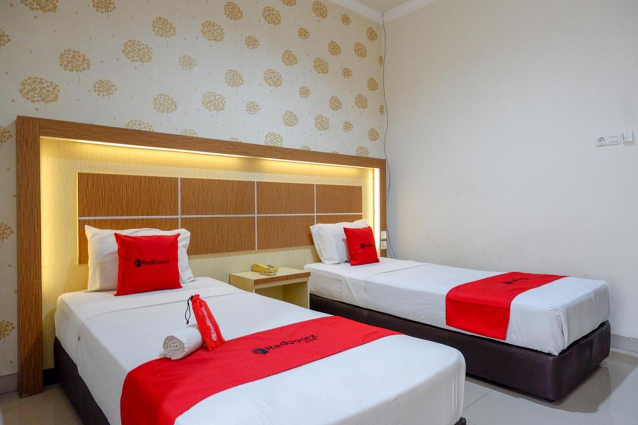 RedDoorz @ Hotel Bumi Palupy Exterior foto