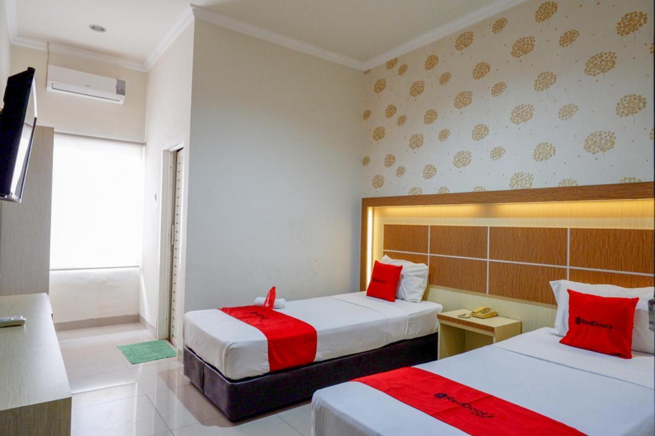 RedDoorz @ Hotel Bumi Palupy Exterior foto