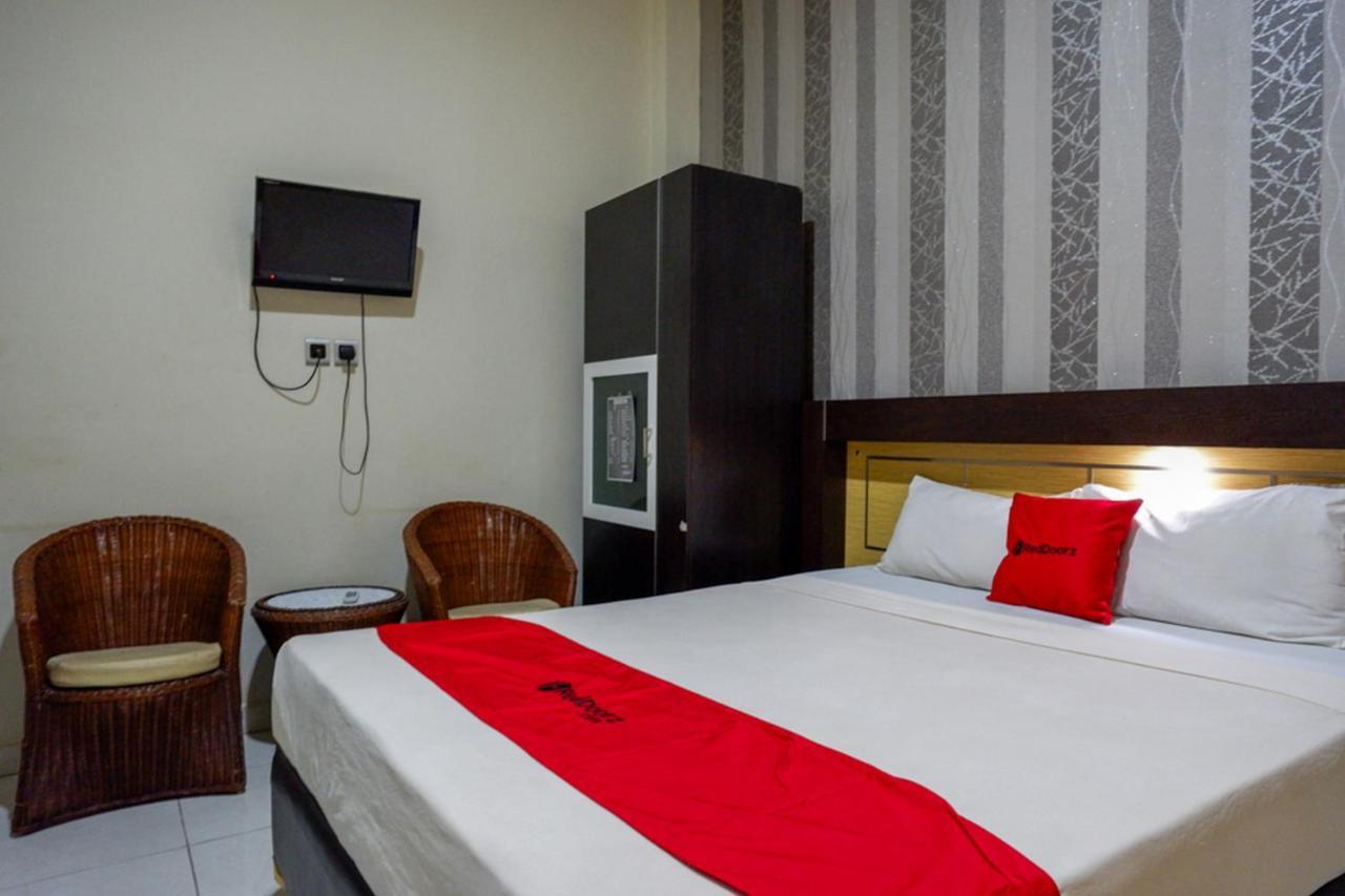 RedDoorz @ Hotel Bumi Palupy Exterior foto